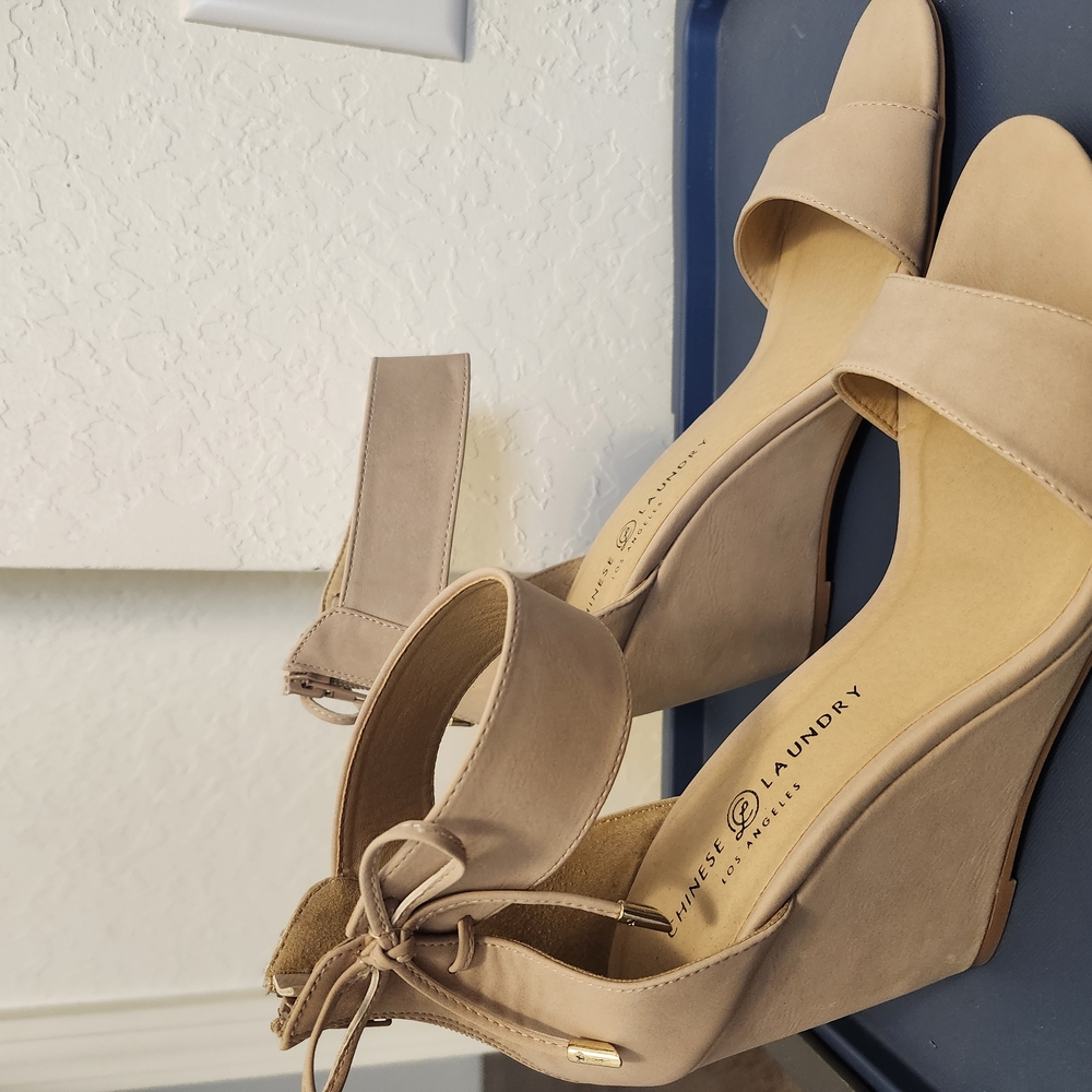 Chinese Laundry Women's Tan Wedge Sandals